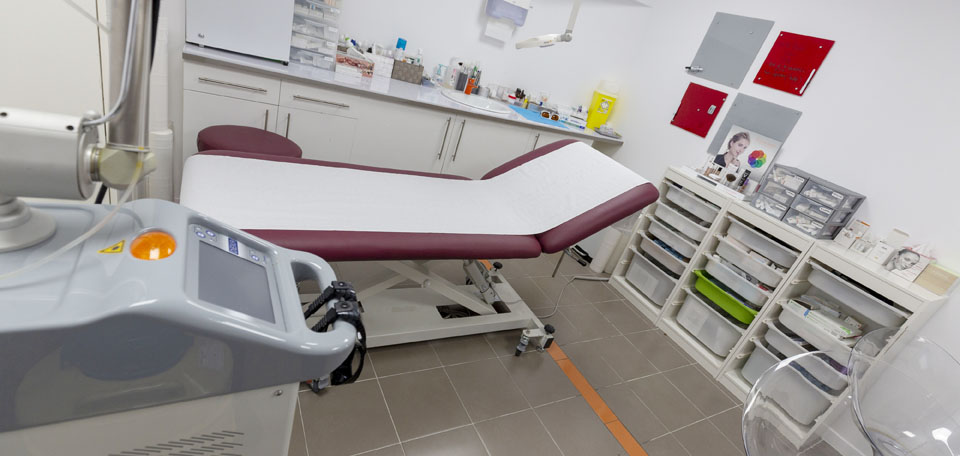 Salle de traitements laser du cabinet médical du Dr Sylvie Olive dermatologue à Sèvres (92)